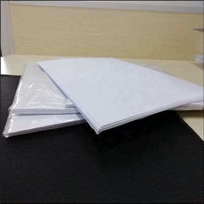 Χημικό-μηχανικό χαρτί χαρτοφυλακίου 70gm Χωρίς ξύλο Offset τυπογραφικό χαρτί Roll Lowest