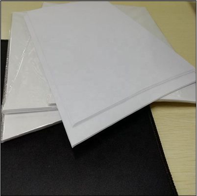 Χημικό-μηχανικό χαρτί χαρτοφυλακίου 70gm Χωρίς ξύλο Offset τυπογραφικό χαρτί Roll Lowest