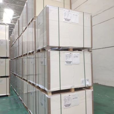 Επεξεργασία επιφάνειας καύσης Τελική επικαλυμμένη χαρτί γυαλιστερό 90gsm-300gsm για υψηλής γυαλιστερότητας χαρτί τέχνης
